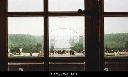 VERSAILLES, Paris, Frankreich, 22. Juli 2014. Garten der Königlichen Palast von Versailles aus einem Fenster des Schlosses gesehen Stockfoto