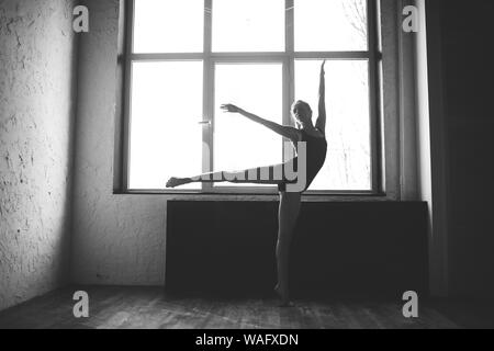 Plastizität schlanke Frau tanzen neben Fenster. Professionelle Tänzer genießen Tanz. Lady Dancer Training Modern Ballet In Class. Zeitgenössischer Tanzkünstler Stockfoto