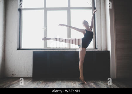 Plastizität schlanke Frau tanzen neben Fenster. Professionelle Tänzer genießen Tanz. Lady Dancer Training Modern Ballet In Class. Zeitgenössischer Tanzkünstler Stockfoto