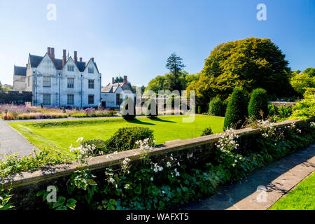 St Ffagans Castle aus dem Jahre 1580 ist durch eine Mischung von formalen und informellen Gärten in St. Fagans National Museum der Geschichte von Wales, Cardiff, Wales, UK umgeben Stockfoto