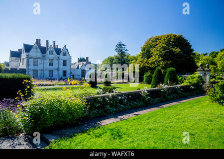 St Ffagans Castle aus dem Jahre 1580 ist durch eine Mischung von formalen und informellen Gärten in St. Fagans National Museum der Geschichte von Wales, Cardiff, Wales, UK umgeben Stockfoto