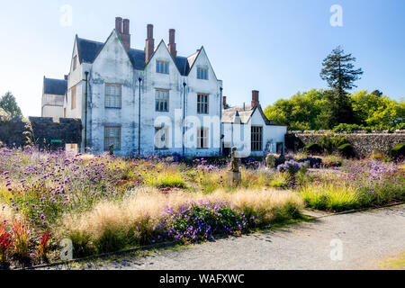 St Ffagans Castle aus dem Jahre 1580 ist durch eine Mischung von formalen und informellen Gärten in St. Fagans National Museum der Geschichte von Wales, Cardiff, Wales, UK umgeben Stockfoto