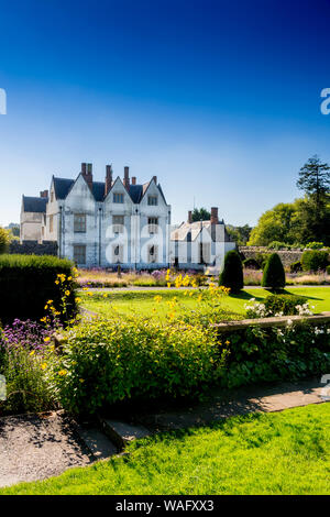 St Ffagans Castle aus dem Jahre 1580 ist durch eine Mischung von formalen und informellen Gärten in St. Fagans National Museum der Geschichte von Wales, Cardiff, Wales, UK umgeben Stockfoto