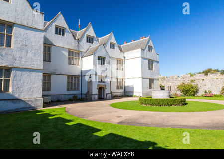 Östlich vor St Ffagans Castle, ein elisabethanisches Herrenhaus aus dem Jahre 1580 in der St. Fagans National Museum der Geschichte von Wales, Cardiff, Wales, Großbritannien Stockfoto