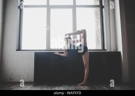 Plastizität schlanke Frau tanzen neben Fenster. Professionelle Tänzer genießen Tanz. Lady Dancer Training Modern Ballet In Class. Zeitgenössischer Tanzkünstler Stockfoto