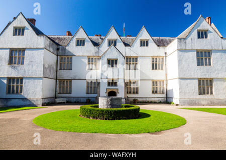 Östlich vor St Ffagans Castle, ein elisabethanisches Herrenhaus aus dem Jahre 1580 in der St. Fagans National Museum der Geschichte von Wales, Cardiff, Wales, Großbritannien Stockfoto