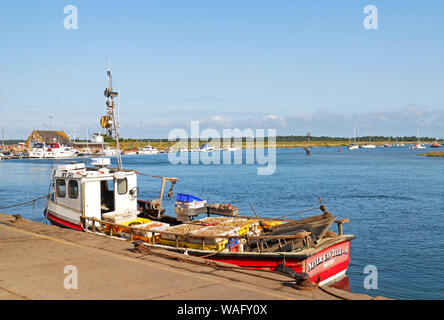 Eine Küstenfischerei Boot mit an Bord am Kai im Norden Norfolk port von Wells-next-the-Sea, Norfolk, England, Vereinigtes Königreich, Europa. Stockfoto