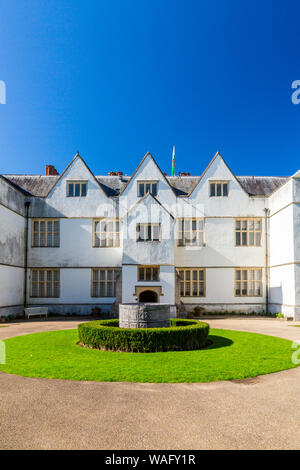 Östlich vor St Ffagans Castle, ein elisabethanisches Herrenhaus aus dem Jahre 1580 in der St. Fagans National Museum der Geschichte von Wales, Cardiff, Wales, Großbritannien Stockfoto