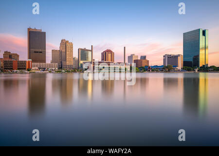 Toledo, Ohio, USA Downtown Skyline auf dem Maumee River in der Abenddämmerung. Stockfoto