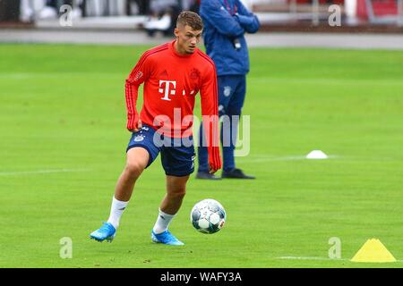 München, Deutschland. 20 Aug, 2019. München, Deutschland, 20. August 2019: 1. BL-19/20 - FC Bayern München Ausbildung 20.08.2019 Michael Cuisance (FC Bayern München), Förderung / Einzelbild / mit Ball/| Verwendung der weltweiten Kredit: dpa/Alamy leben Nachrichten Stockfoto