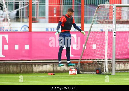 München, Deutschland. 20 Aug, 2019. Muenchen, Deutschland August 20, 2019: 1. BL-19/20 - Bayern München Ausbildung 20.08.2019 Torwart Sven Ulreich (FC Bayern München) mit der Weste, Aktion/Single Image/Freisteller/| Verwendung der weltweiten Kredit: dpa/Alamy leben Nachrichten Stockfoto