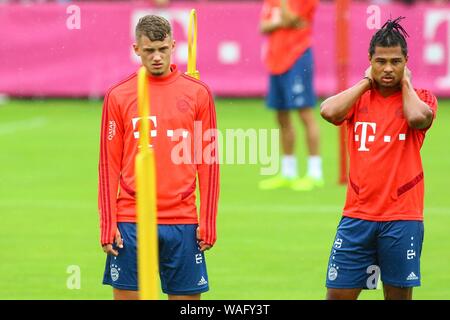 München, Deutschland. 20 Aug, 2019. Muenchen, Deutschland August 20, 2019: 1. BL-19/20 - FC Bayern München Ausbildung 20.08.2019 v. li. Michael Cuisance (Bayern München) und Serge Gnabry (Bayern München) | Verwendung der weltweiten Kredit: dpa/Alamy leben Nachrichten Stockfoto
