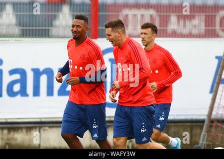 München, Deutschland. 20 Aug, 2019. Muenchen, Deutschland August 20, 2019: 1. BL-19/20 - FC Bayern München Ausbildung 20.08.2019 v. li. Jerome Boateng (FC Bayern München) und Niklas Sv? Le/Suele (FC Bayern München) | Verwendung der weltweiten Kredit: dpa/Alamy leben Nachrichten Stockfoto