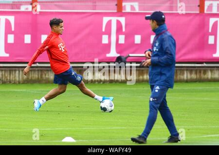 München, Deutschland. 20 Aug, 2019. Muenchen, Deutschland August 20, 2019: 1. BL-19/20 - FC Bayern München Ausbildung 20.08.2019 v. li. Philippe Coutinho (Bayern München) und Trainer Niko Kovac (FC Bayern München) | Verwendung der weltweiten Kredit: dpa/Alamy leben Nachrichten Stockfoto