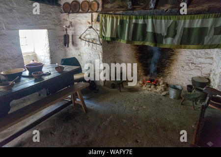 Interieur von Nant Wallter Reetdachhaus aus c 1770 an St. Fagans National Museum der Geschichte von Wales, Cardiff, Wales, Großbritannien Stockfoto