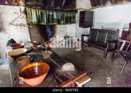 Interieur von Nant Wallter Reetdachhaus aus c 1770 an St. Fagans National Museum der Geschichte von Wales, Cardiff, Wales, Großbritannien Stockfoto