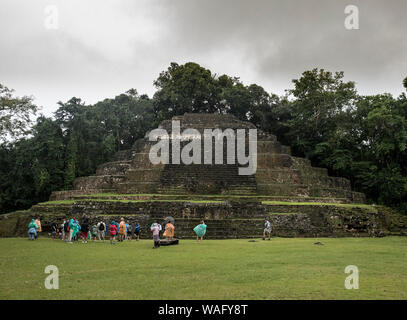 LAMANAI, Belize - Januar 15, 2018: Touristen beobachten und die Maya Tempel von Lamanai in Belize Foto. Stockfoto