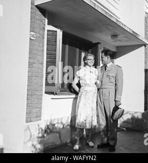 Soldat in Paradeuniform vor seinem Haus in der Stadt Punta Arenas, im Süden von Chile, 1957. Soldat trägt seine Parade uniform vor seinem Haus in der Stadt Punta Arenas, im Süden Chiles, 1957. Stockfoto