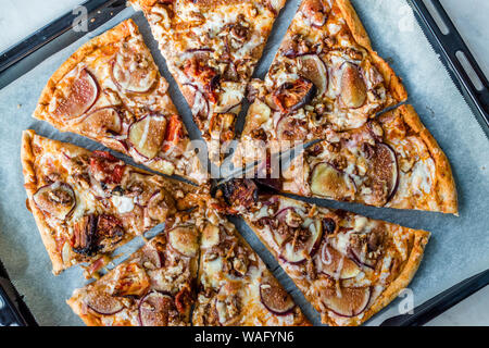 Abb. Pizza mit Nussbaum und Sonnengetrocknete Tomaten. Traditionelle organische Fast Food. Stockfoto