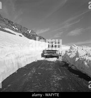 Ein Auto kämpft sich durch den Schnee nahe der Stadt Valparaiso in Chile, 1957. Ein Auto fahren durch den Schnee in der Nähe der Stadt Valparaiso in Chile, 1957. Stockfoto