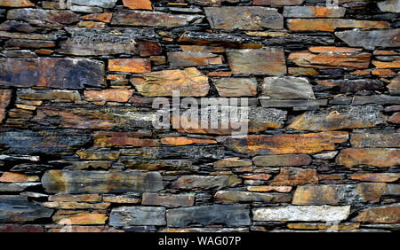 Close-up Detail Ansicht einer alten traditionellen Steinmauer von Schiefer in Piodão gebaut, aus Schiefer Felsen stack, einer der Portugal schiefer Dörfer in der Stockfoto