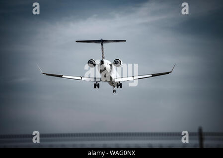 Bombardier CRJ-900LR (D-ACNP) von Lufthansa Regional nähert sich der Start- und Landebahn im Nordwesten des Flughafens Frankfurt am Main. Stockfoto