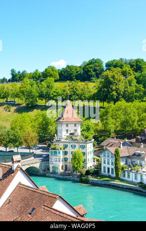 Erstaunlich Stadtbild der Schweizer Hauptstadt Bern. Altstadt entlang türkis Aare gelegen. Historischen Gebäuden. Im Sommer fotografiert. Touristische Destination. Schweiz Stadt. Europäische Städte. Stockfoto