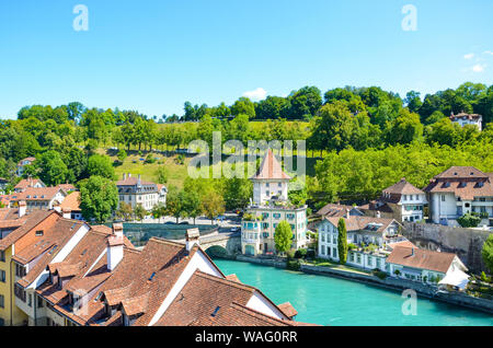 Schöne Stadtbild der Schweizer Hauptstadt Bern. Altstadt entlang türkis Aare gelegen. Historischen Gebäuden. Im Sommer fotografiert. Touristische Attraktionen. Schweiz Stadt. Stockfoto