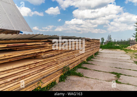 Schnittholz an ein Sägewerk. Holz Bretter. Holz auf Lager. Gehobelte Bretter gestapelt werden. Stockfoto