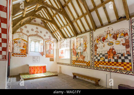 Die lebendige innere Wandmalereien der c1520 St Teilo's Kirche, Peebles in St. Fagans National Museum der Geschichte von Wales, Cardiff, Wales, Großbritannien