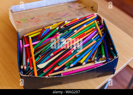 Viele Alte und kaputte Bunte Bleistifte in Kartonschachtel. Stockfoto