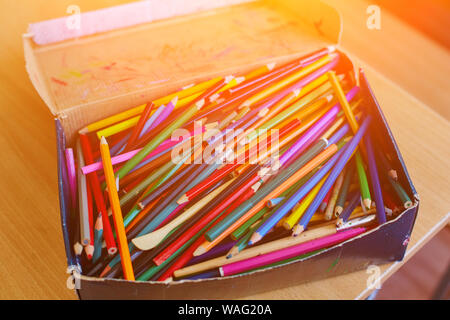 Viele Alte und kaputte Bunte Bleistifte in Kartonschachtel. Stockfoto