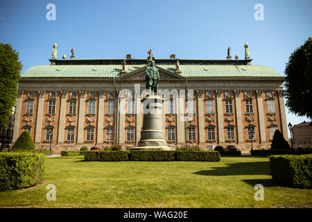 Stockholm, Schweden, 7. Juni 2019: das Monument von Axel Oxenstierna Lord High Chancellor der Schweden vor dem Haus des Adels Riddarhuset in Stockholm. Stockfoto