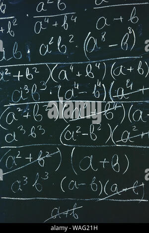 Mathematische Formeln mit weißer Kreide an die Tafel geschrieben Hintergrund Stockfoto