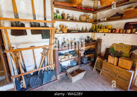 Die Hardware im Obergeschoss Abstellraum an der Gwalia Speichert von 1880 in St. Fagans National Museum der Geschichte von Wales, Cardiff, Wales, Großbritannien Stockfoto