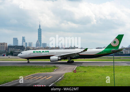 TAIPEI, Taiwan - 19. MAI 2019: EVA Air Airbus A330-300 im Taipei Songshan Airport in Taipei, Taiwan besteuern. Stockfoto