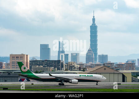 TAIPEI, Taiwan - 19. MAI 2019: EVA Air Airbus A330-300 im Taipei Songshan Airport in Taipei, Taiwan besteuern. Stockfoto