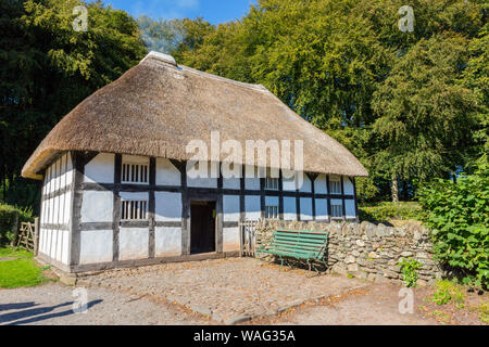 Die strohgedeckten Abernodwydd Bauernhaus von 1678 in St. Fagans National Museum der Geschichte von Wales, Cardiff, Wales, Großbritannien Stockfoto