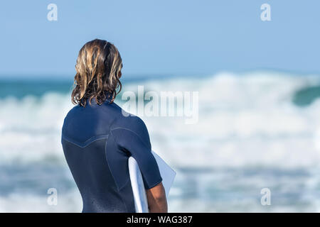 Lacanau Océan (Gironde, Frankreich), Surfer am Strand Stockfoto