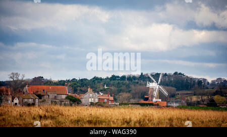 Ein Blick von den Sümpfen von Cley Windmill auf ‘Cley next the Sea’ in Norfolk, England Stockfoto