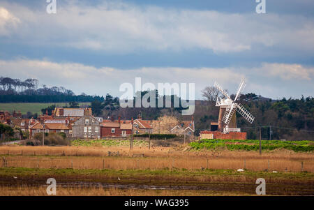 Ein Blick von den Sümpfen von Cley Windmill auf ‘Cley next the Sea’ in Norfolk, England Stockfoto