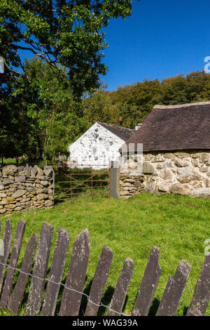 Lainfaydyn Cottage von 1762 und traditionellen Schiefer Zaun in St. Fagans National Museum der Geschichte von Wales, Cardiff, Wales, Großbritannien Stockfoto