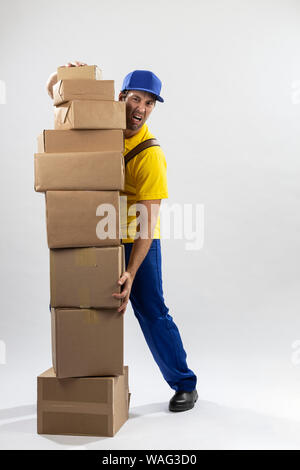 Brasilianische mailman auf einem weißen Hintergrund für ein Paket kopieren. Stockfoto