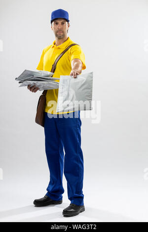 Brasilianische mailman auf einem weißen Hintergrund für ein Paket kopieren. Stockfoto