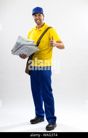 Brasilianische mailman auf einem weißen Hintergrund für ein Paket kopieren. Stockfoto