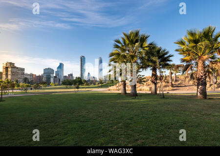 Skyline von Gebäuden und Providencia Vitacura Bezirke vom Parque Bicentenario, Santiago de Chile Stockfoto