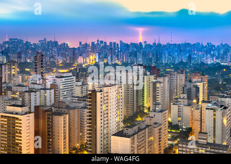 Die Skyline in der Dämmerung von Sao Paulo, Brasilien, Südamerika Stockfoto