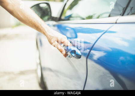 Hand am Griff. Nahaufnahme der Hand Öffnen einer Autotür. Stockfoto