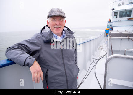 15. August 2019, Schleswig-Holstein, Hörnum (Sylt): Detlef Hansen, Leiter des Nationalparks Wattenmeer, auf einer Presseveranstaltung in einer Muschel Cutter im Wattenmeer aus Hörnum auf Sylt. Foto: Christian Charisius/dpa Stockfoto