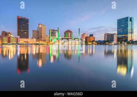 Toledo, Ohio, USA Downtown Skyline auf dem Maumee River in der Abenddämmerung. Stockfoto